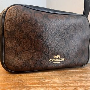 Coach

JES CROSSBODY IN BLOCKED SIGNATURE CANVAS